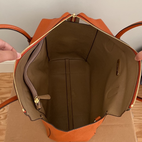 Used-No tag No Box-Michael Kors handbag
Very good condition
Orange, Leather - Picture 8 of 11